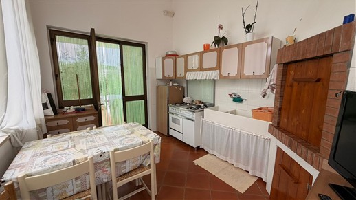 Villa Di 3 Vani e Acc. In Buono Stato, Rivestita In Pietra e Recintata.